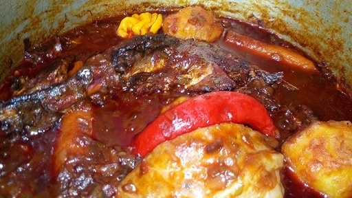 Plat de sauce tomate avec poison fumé (Konkoé) accompagné du riz ou du fonio