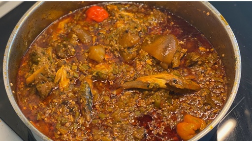 Plat de sauce gombo accompagné du riz ou du fonio