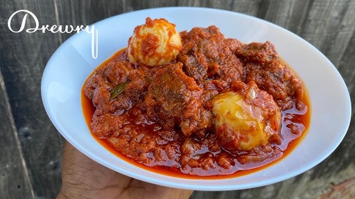 Plat de sauce tomate avec viande accompagné du riz ou du fonio